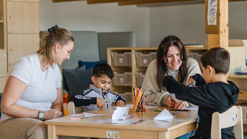 Bastelsituation in der HPT Don Bosco Pädagoginnen basteln zusammen mit den Kindern der HPT Don Bosco