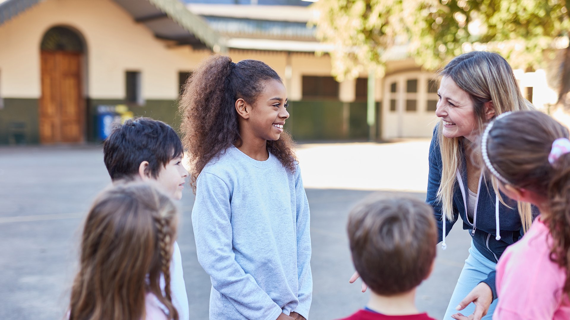 Betreuerin sorgt für Schüler