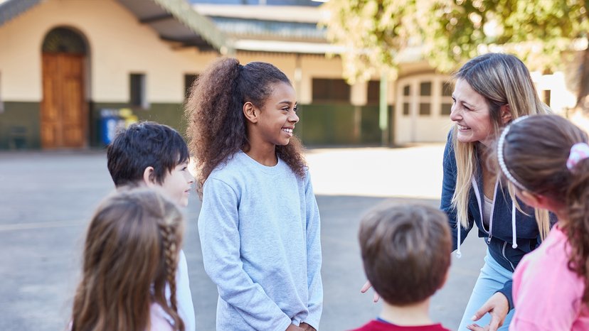 Betreuung in der Ganztagsschule Betreuerin sorgt für Schüler