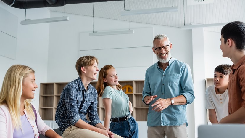 Unterstützung im Rahmen der Schulsozialarbeit Schulsozialarbeiter unterstützt Schüler
