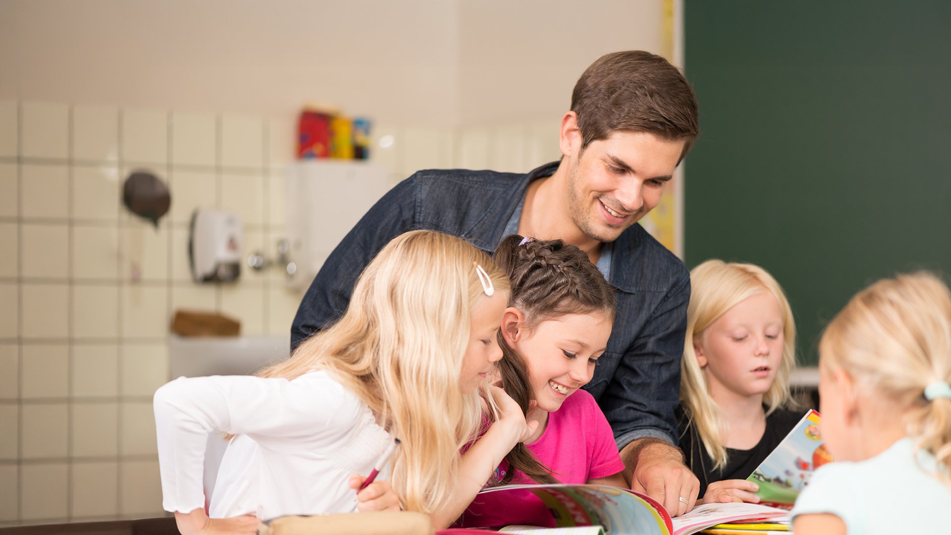 Fachkraft betreut Schüler
