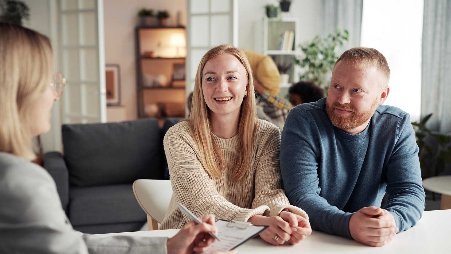 Fachkraft mit Familie in Beratungssituation