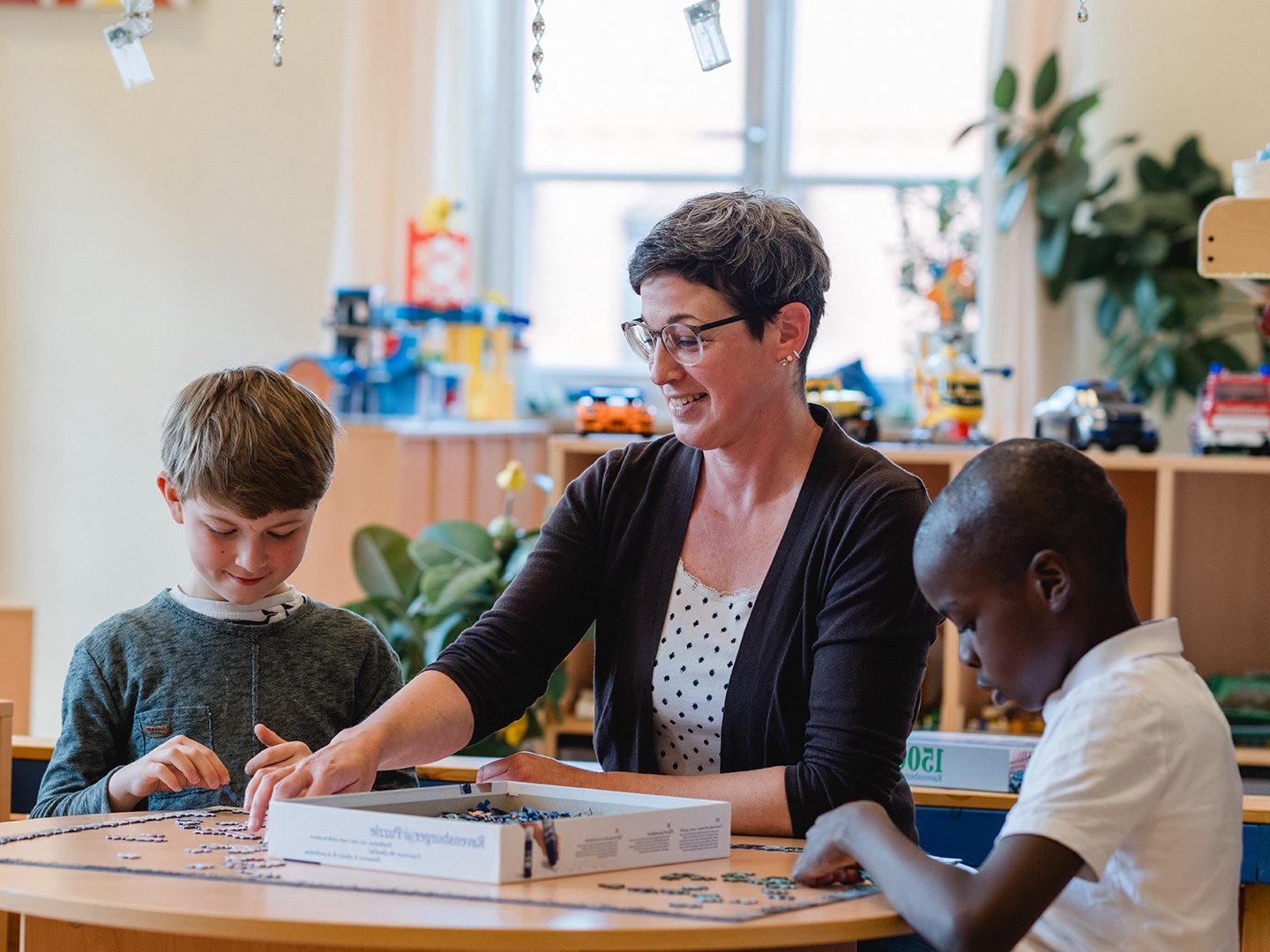 Spielsituation HPT Sankt Josef Kinder mit Pädagogin in Spielsituation